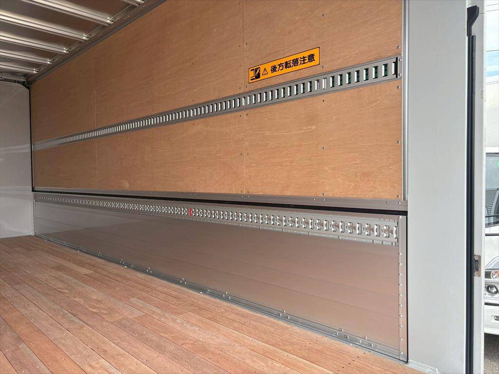 三菱ふそうファイターアルミウイング中型（4t）[写真10]