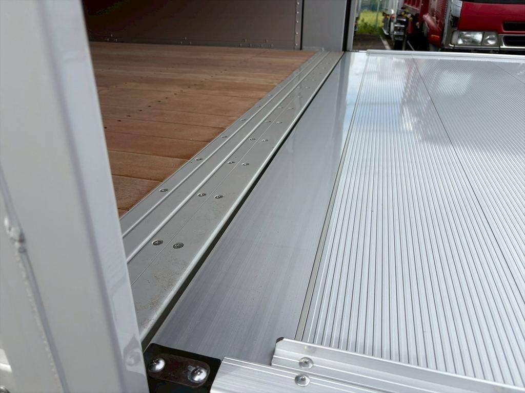 三菱ふそうファイターアルミウイング中型（4t）[写真12]