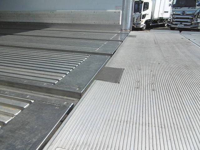 いすゞフォワード冷凍車（冷蔵車）中型（4t）[写真28]