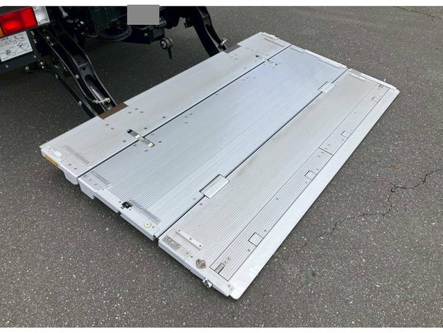 三菱ふそうキャンターアルミバン小型（2t・3t）[写真11]