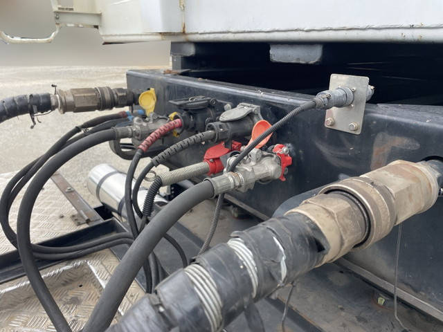 UDトラックスクオントレーラーヘッド（トラクターヘッド）大型（10t）[写真10]