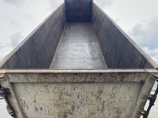 UDトラックスクオントレーラーヘッド（トラクターヘッド）大型（10t）[写真11]