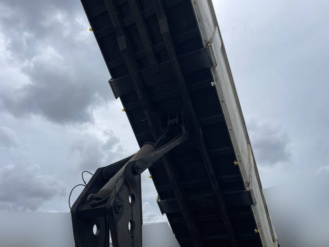 UDトラックスクオントレーラーヘッド（トラクターヘッド）大型（10t）[写真12]