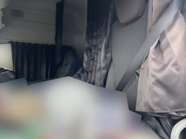 UDトラックスクオントレーラーヘッド（トラクターヘッド）大型（10t）[写真31]