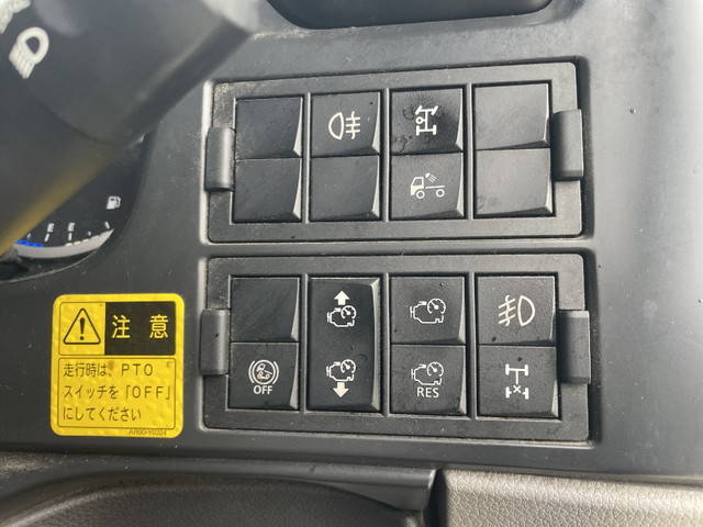 UDトラックスクオントレーラーヘッド（トラクターヘッド）大型（10t）[写真37]