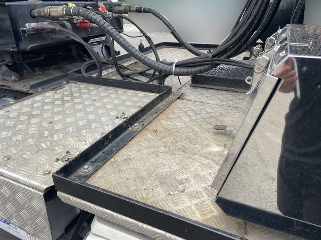 UDトラックスクオントレーラーヘッド（トラクターヘッド）大型（10t）[写真09]