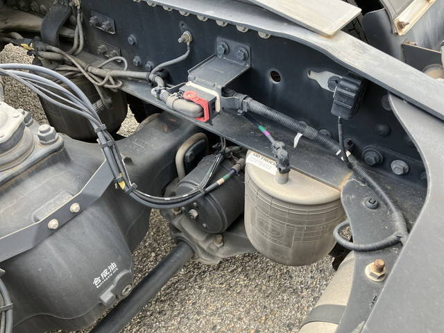 UDトラックスクオントレーラーヘッド（トラクターヘッド）大型（10t）[写真21]