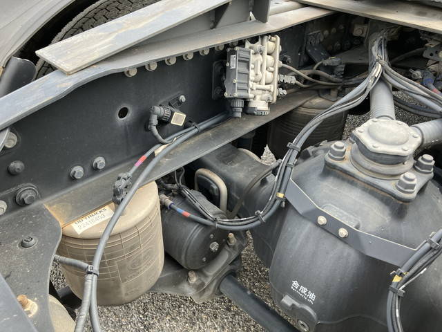 UDトラックスクオントレーラーヘッド（トラクターヘッド）大型（10t）[写真22]