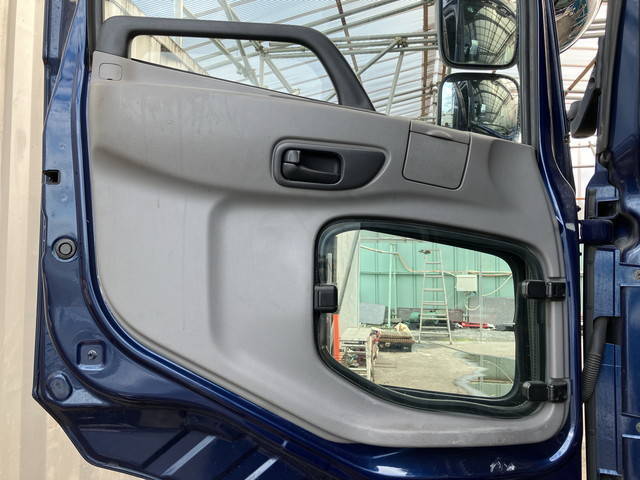 UDトラックスクオントレーラーヘッド（トラクターヘッド）大型（10t）[写真24]