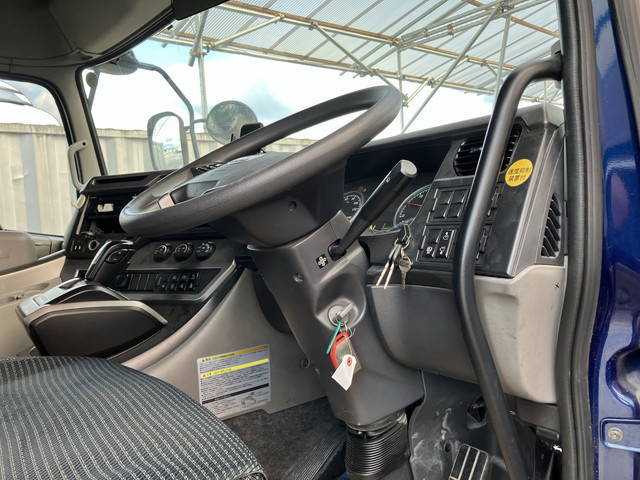 UDトラックスクオントレーラーヘッド（トラクターヘッド）大型（10t）[写真29]