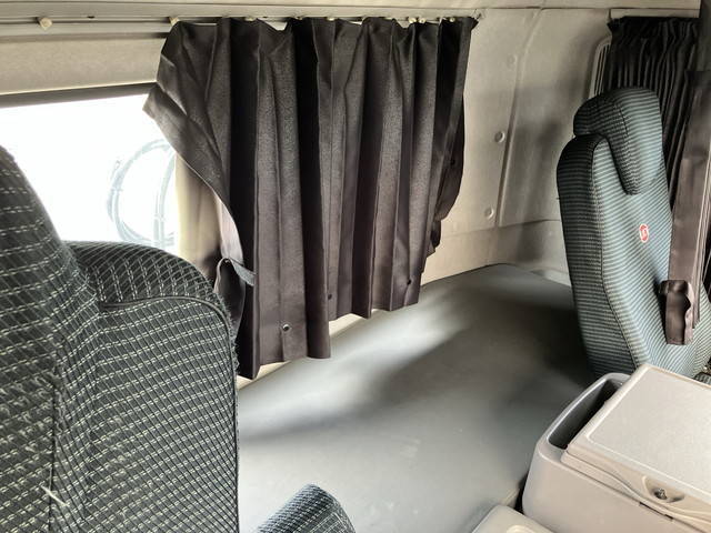 UDトラックスクオントレーラーヘッド（トラクターヘッド）大型（10t）[写真31]