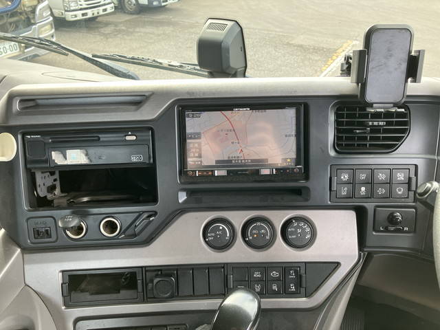 UDトラックスクオントレーラーヘッド（トラクターヘッド）大型（10t）[写真33]