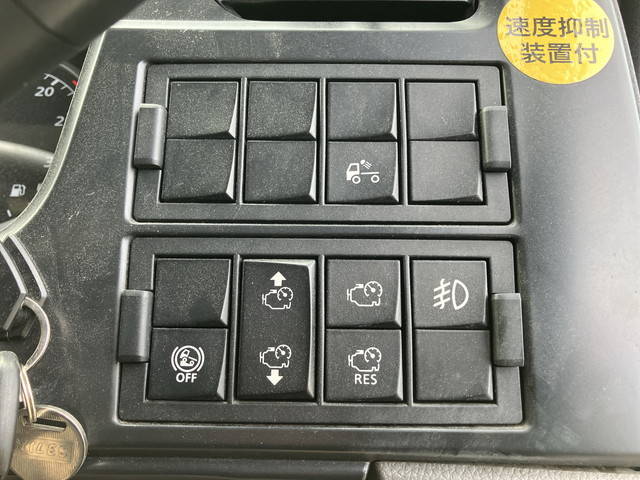 UDトラックスクオントレーラーヘッド（トラクターヘッド）大型（10t）[写真35]