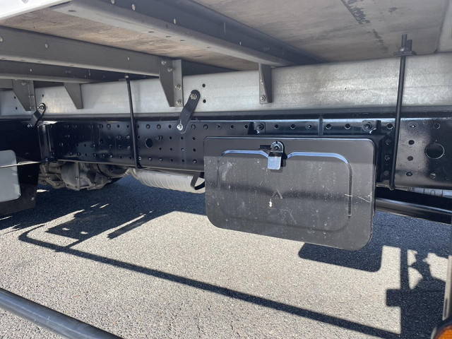 三菱ふそうキャンターアルミバン小型（2t・3t）[写真12]