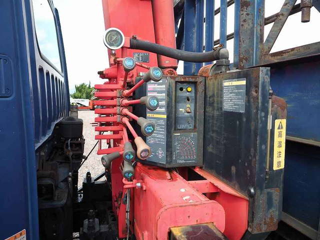 三菱ふそうファイタークレーン5段中型（4t）[写真12]