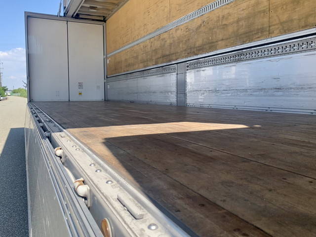 いすゞギガアルミウイング大型（10t）[写真24]