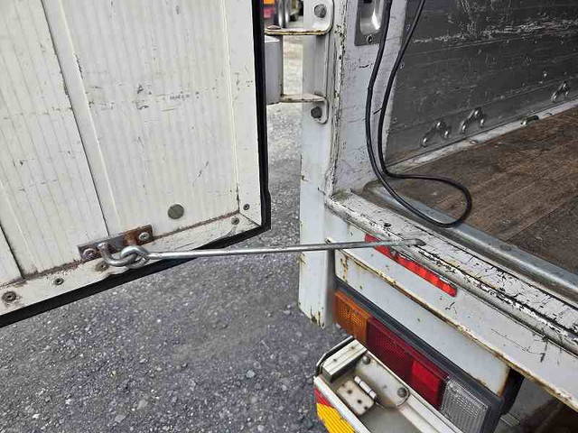 三菱ふそうキャンターアルミウイング小型（2t・3t）[写真10]