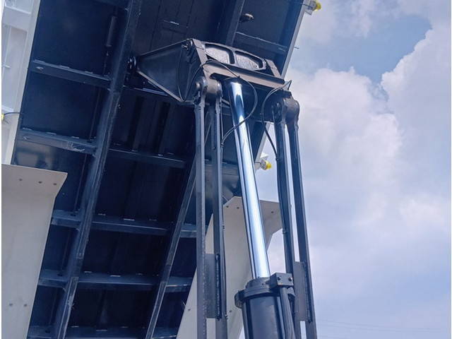 いすゞギガ深ダンプ（土砂禁ダンプ）大型（10t）[写真10]