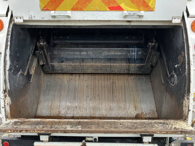 いすゞフォワードパッカー車（塵芥車）中型（4t）[写真10]