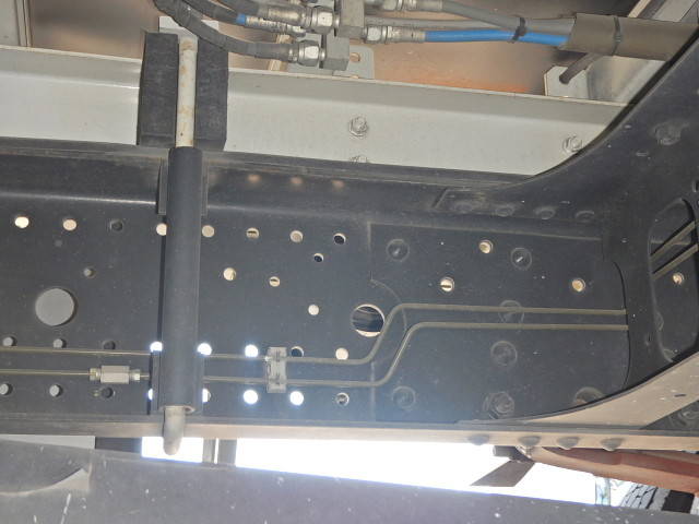 いすゞフォワード冷蔵冷凍ウイング中型（4t）[写真10]