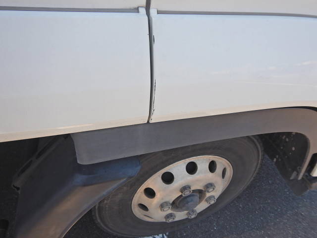 いすゞフォワード冷蔵冷凍ウイング中型（4t）[写真23]