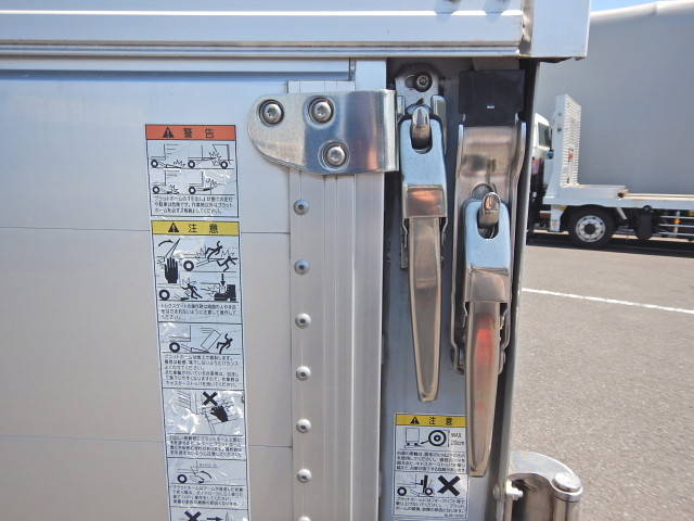 いすゞフォワード冷蔵冷凍ウイング中型（4t）[写真24]