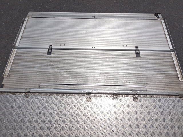 いすゞフォワード冷蔵冷凍ウイング中型（4t）[写真34]