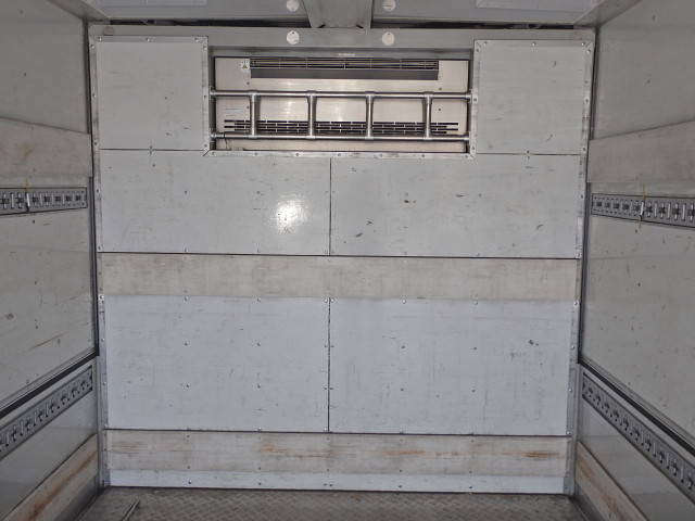 いすゞフォワード冷蔵冷凍ウイング中型（4t）[写真35]