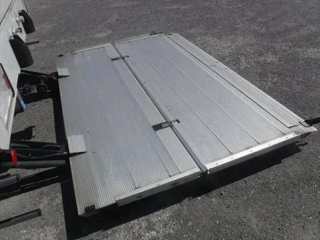 いすゞフォワードアルミウイング中型（4t）[写真19]