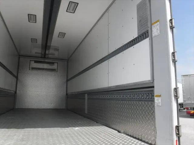 日野レンジャー冷蔵冷凍ウイング中型（4t）[写真14]