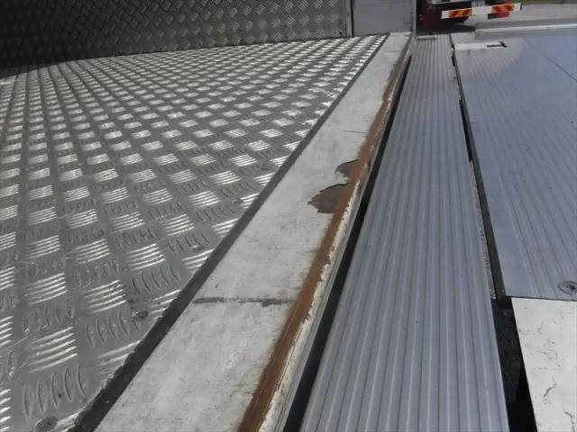 日野レンジャー冷蔵冷凍ウイング中型（4t）[写真18]