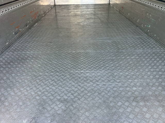 日野レンジャー冷蔵冷凍ウイング中型（4t）[写真13]