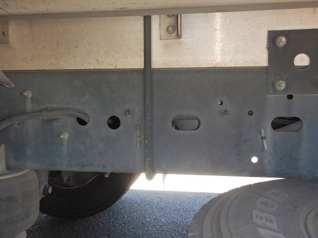 いすゞフォワード冷蔵冷凍ウイング中型（4t）[写真11]