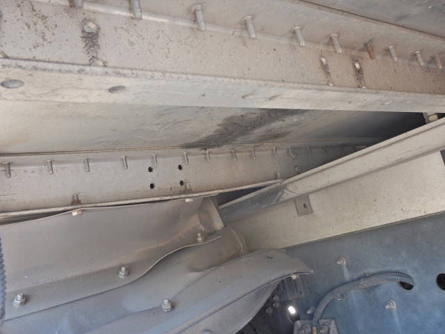 いすゞフォワード冷蔵冷凍ウイング中型（4t）[写真12]