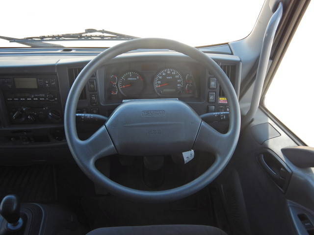 いすゞフォワード冷蔵冷凍ウイング中型（4t）[写真20]