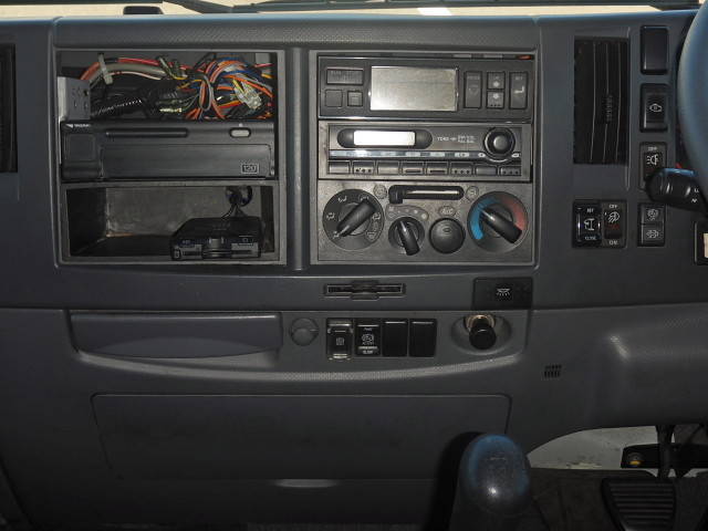 いすゞフォワード冷蔵冷凍ウイング中型（4t）[写真21]