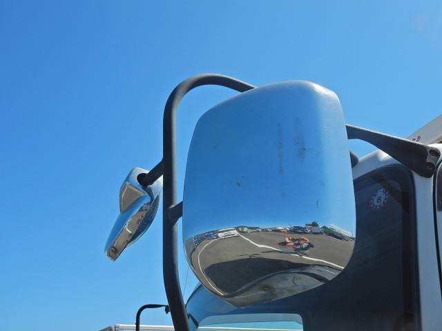 いすゞフォワード冷蔵冷凍ウイング中型（4t）[写真25]