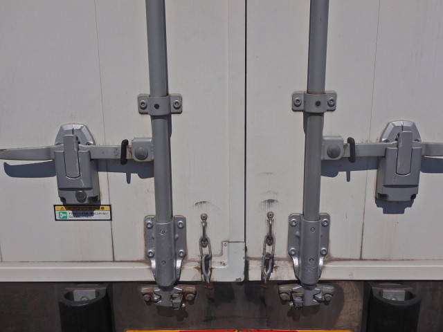 いすゞフォワード冷蔵冷凍ウイング中型（4t）[写真26]