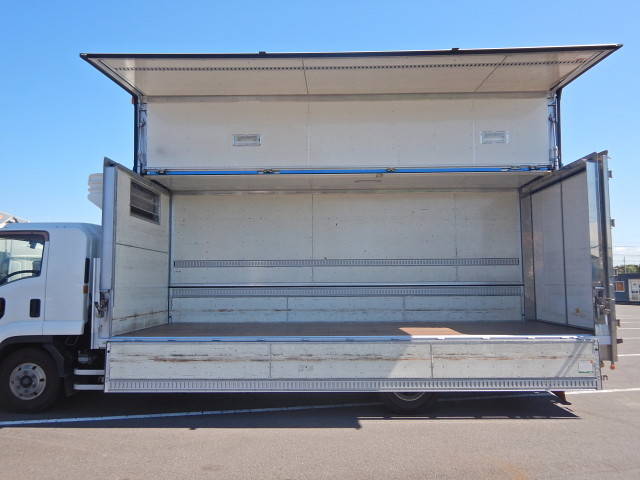 いすゞフォワード冷蔵冷凍ウイング中型（4t）[写真30]