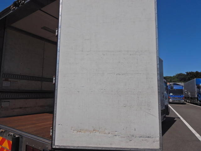 いすゞフォワード冷蔵冷凍ウイング中型（4t）[写真35]