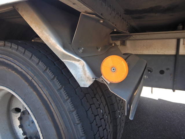 いすゞフォワード冷蔵冷凍ウイング中型（4t）[写真36]