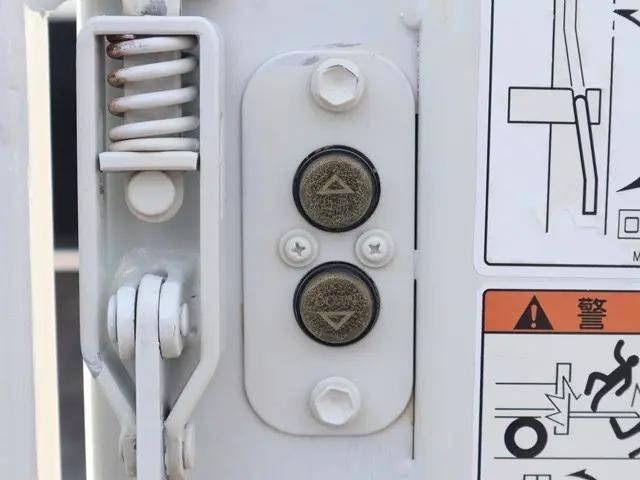 三菱ふそうキャンター平ボディ小型（2t・3t）[写真11]