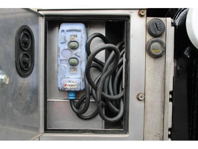 三菱ふそうキャンター平ボディ小型（2t・3t）[写真13]