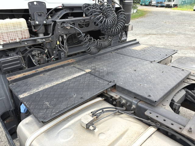 UDトラックスクオントレーラーヘッド（トラクターヘッド）大型（10t）[写真11]
