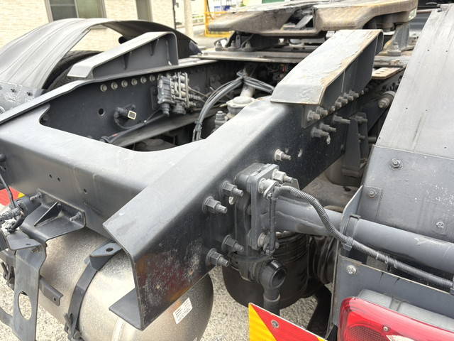 UDトラックスクオントレーラーヘッド（トラクターヘッド）大型（10t）[写真15]