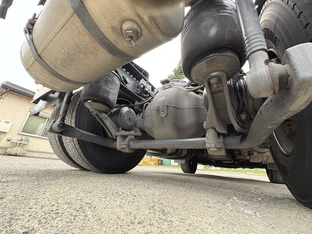 UDトラックスクオントレーラーヘッド（トラクターヘッド）大型（10t）[写真16]