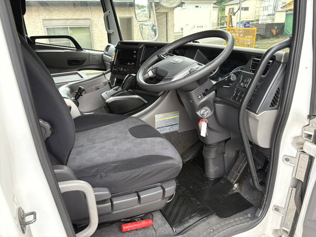 UDトラックスクオントレーラーヘッド（トラクターヘッド）大型（10t）[写真20]