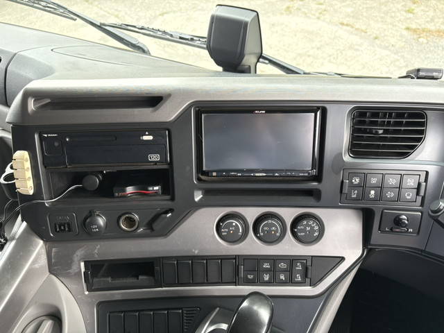 UDトラックスクオントレーラーヘッド（トラクターヘッド）大型（10t）[写真22]