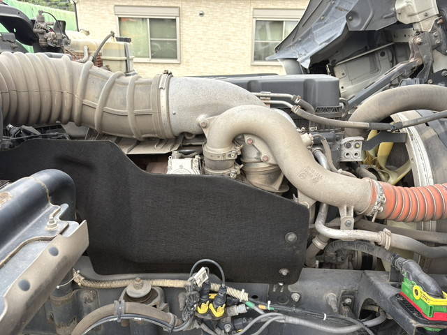 UDトラックスクオントレーラーヘッド（トラクターヘッド）大型（10t）[写真28]