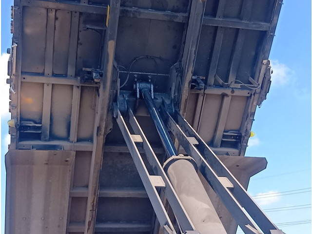 いすゞギガ深ダンプ（土砂禁ダンプ）大型（10t）[写真10]